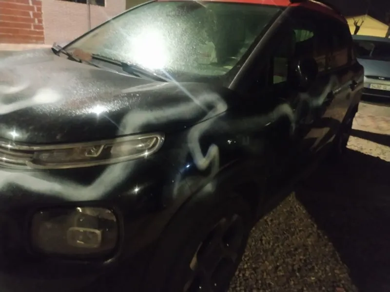 Estado del coche tras el ataque vandálico