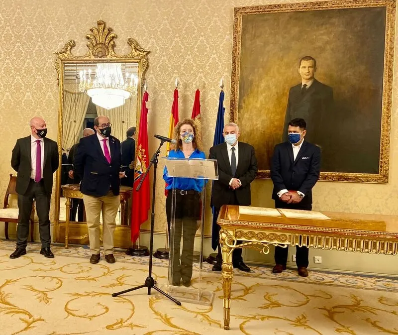 Acto de entrega de los títulos de Huésped Distinguido en el Ayuntamiento de Salamanca