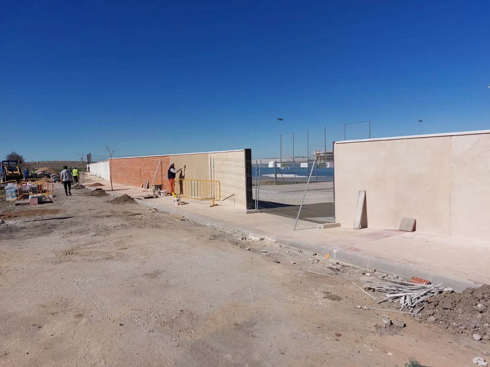 La alcaldesa de Peñaranda, Carmen Ávila, y el concejal de Urbanismo, Antonio Poveda, en la calle Santa Águeda y los nuevos accesos a las pistas polideportivas