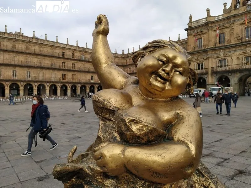 Conjunto escultórico 'El tigre ruge al viento' de Xu Hongfei en la Plaza Mayor, sin el abanico que robaron. Foto de David Sañudo