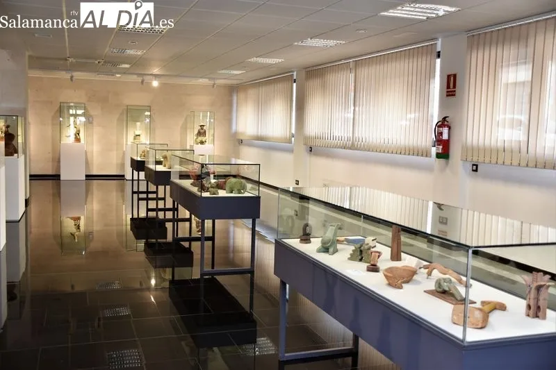 Exposición del artista Manuel Calvo en el Ayuntamiento de Villares de la Reina