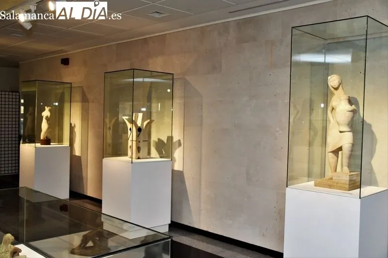 Exposición del artista Manuel Calvo en el Ayuntamiento de Villares de la Reina