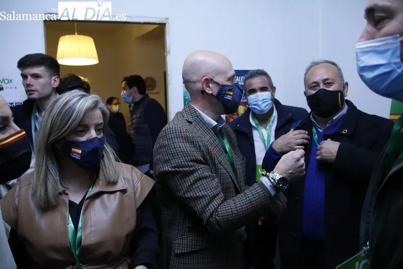 Celebración en la sede de Vox en Salamanca por los dos procuradores logrados en la provincia. Fotos de David Sañudo