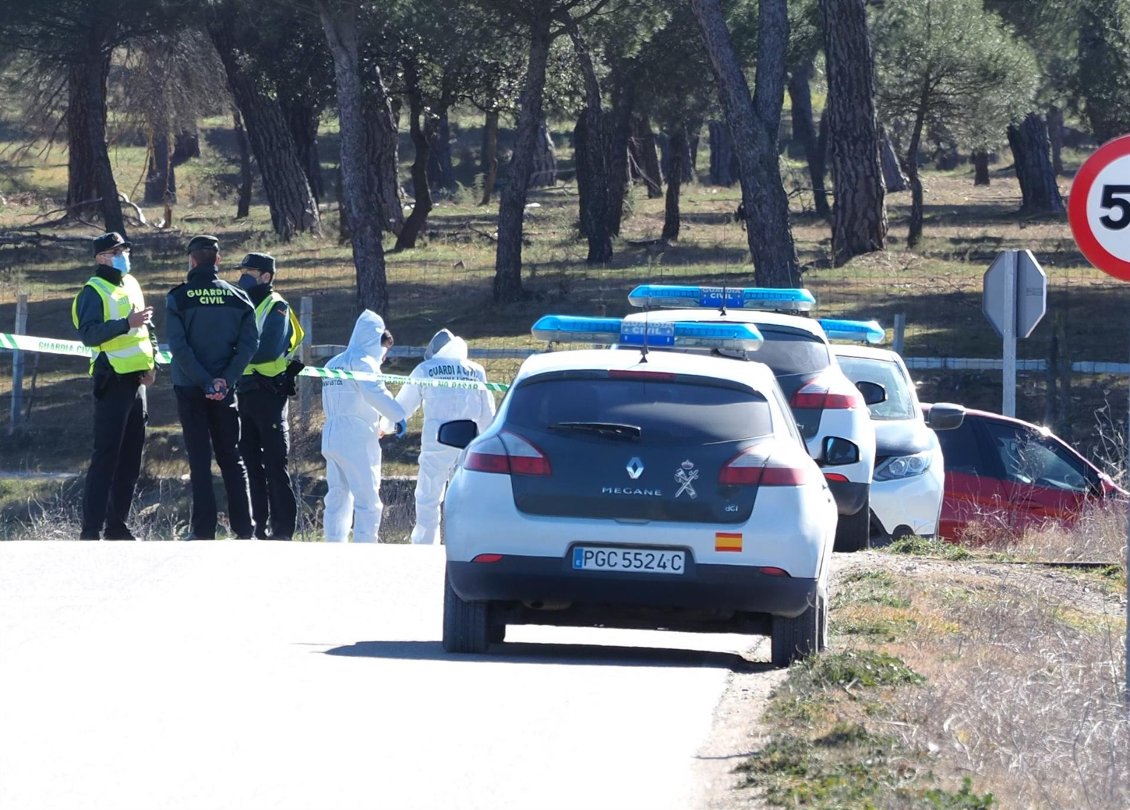 Los agentes de la Guardia Civil trabajan en el lugar donde se ha encontrado el cuerpo | EP