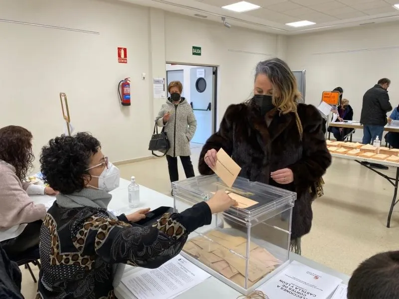 Foto 5 - Los candidatos guijuelenses votan en la villa