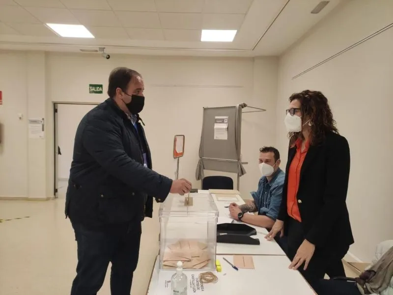 Foto 3 - Los candidatos guijuelenses votan en la villa