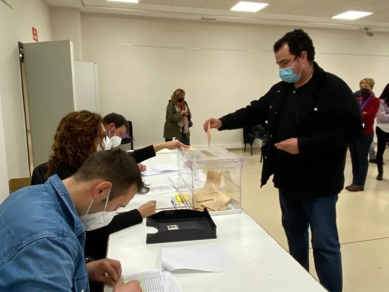 Foto 2 - Los candidatos guijuelenses votan en la villa