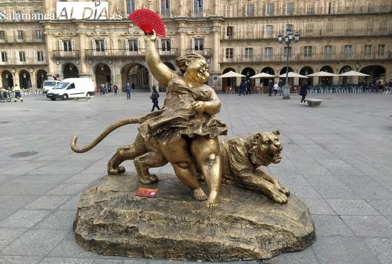 Foto 2 - Roban el abanico de la escultura de Xu Hongfei en la Plaza Mayor