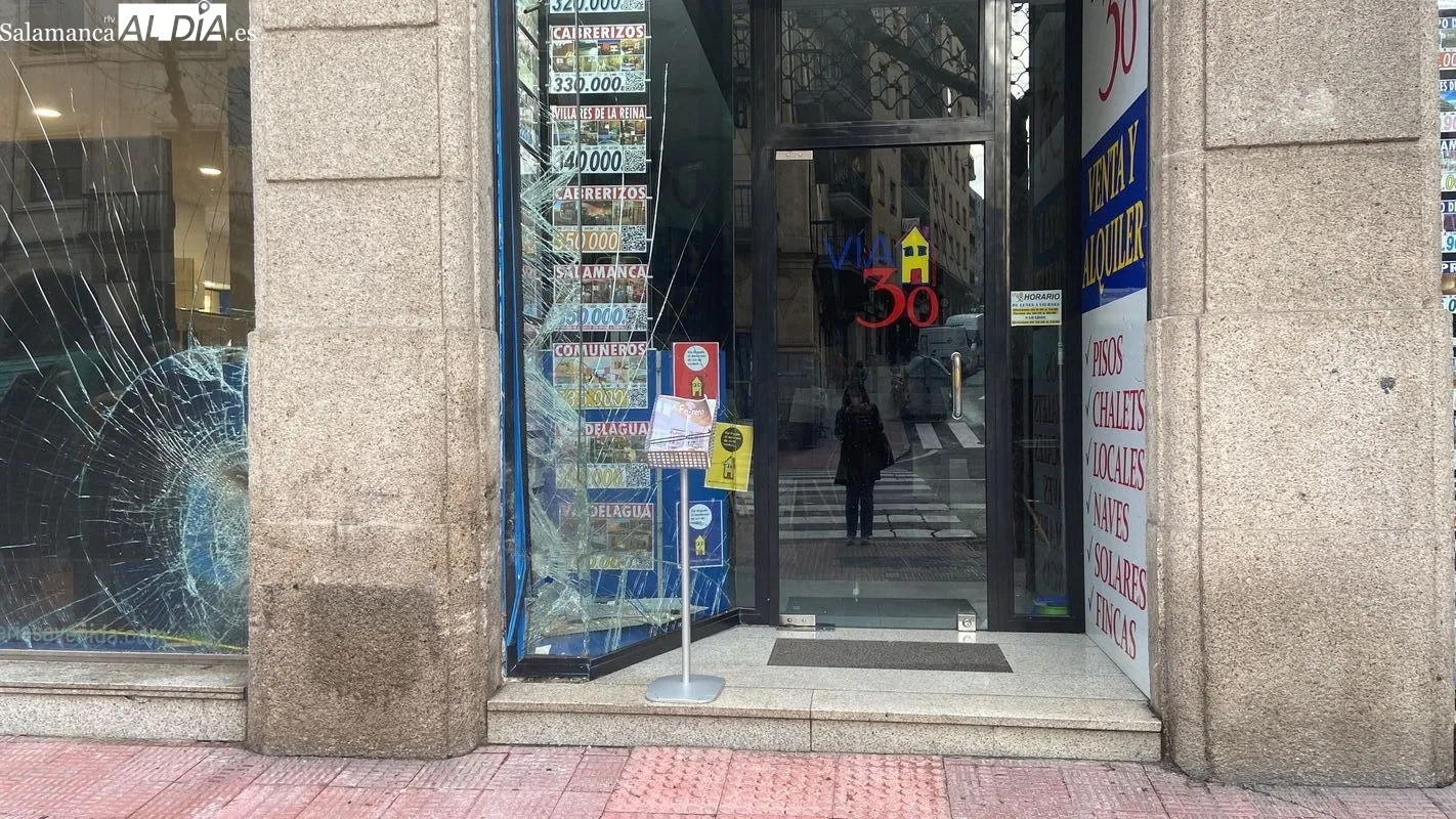 Estado de los escaparates afectados por este siniestro en la Gran Vía