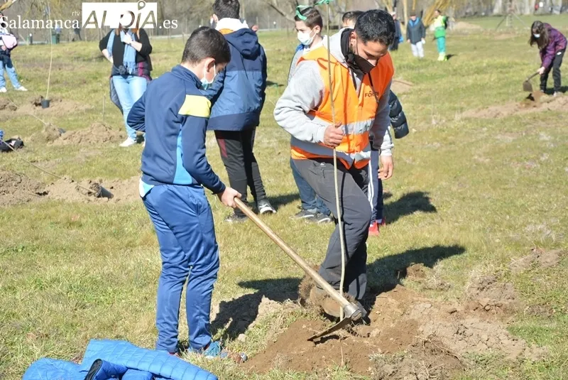 Escolares de Santa Marta de Tormes en la repoblación forestal de la Isla del Soto. Foto de Vanesa Martins