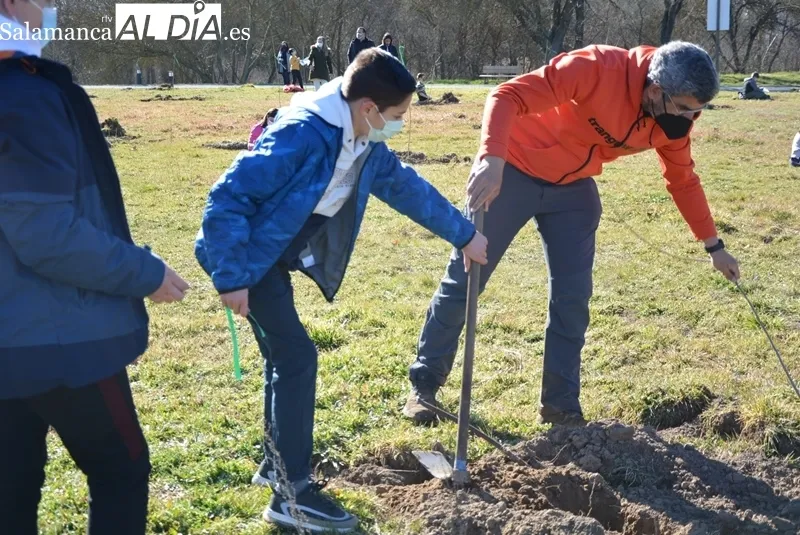 Escolares de Santa Marta de Tormes en la repoblación forestal de la Isla del Soto. Foto de Vanesa Martins