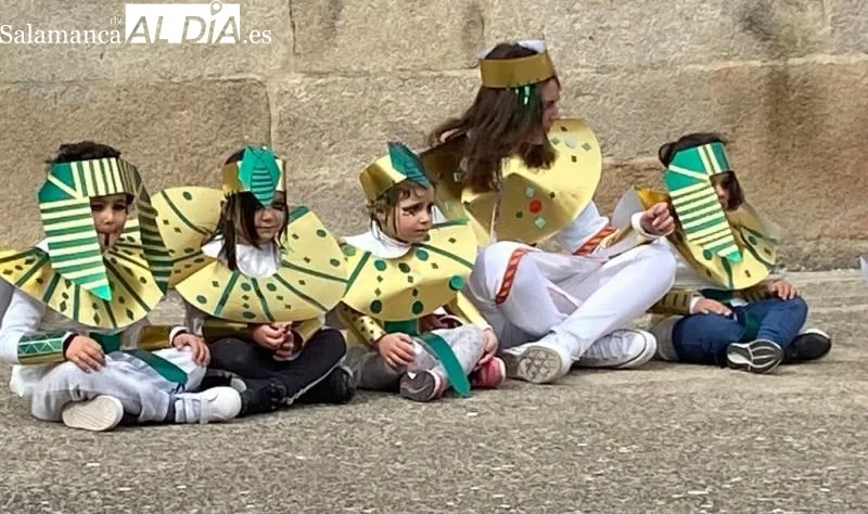 Foto 2 - Los ni&ntilde;os de Monleras inician el carnaval en el colegio