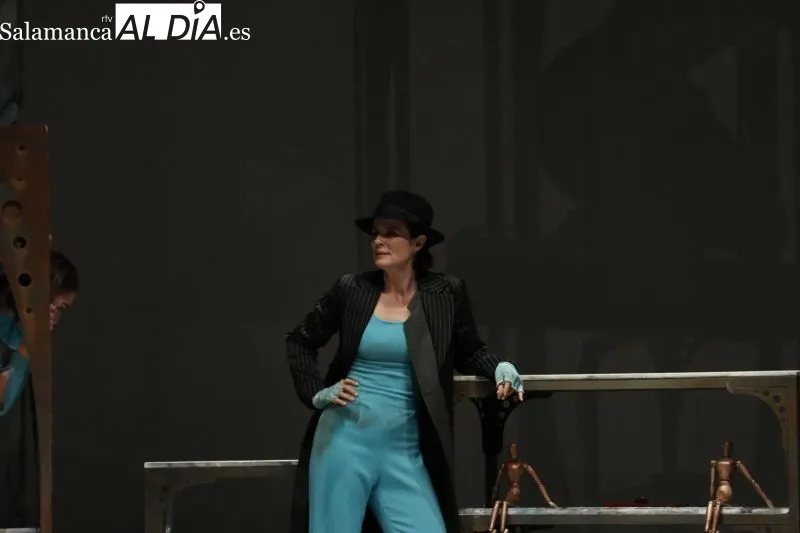 Lleno absoluto en el Teatro Liceo para presenciar 'Malvivir' la obra protagonizada por Aitana Sánchez Gijón - Fotos: David Sañudo