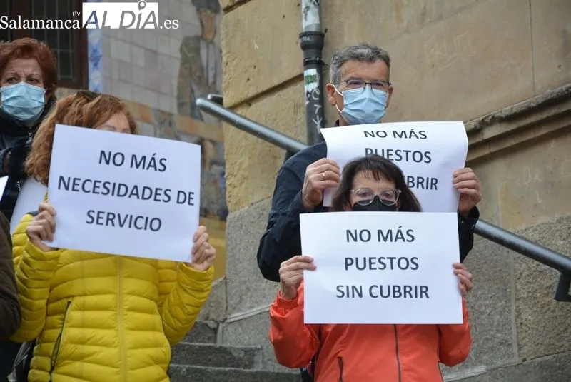 Protesta en la Gran Vía de profesionales de los Servicios Sociales de la Junta, ante la sede correspondiente. Foto de Vanesa Martins