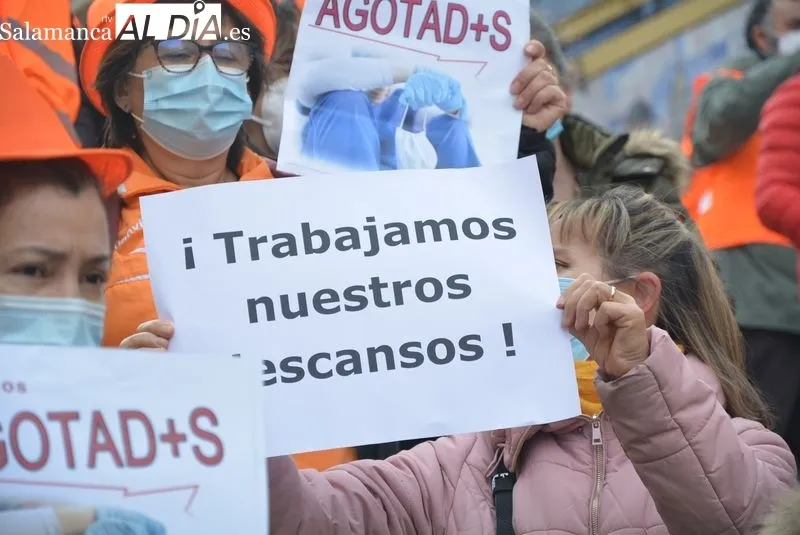 Protesta en la Gran Vía de profesionales de los Servicios Sociales de la Junta, ante la sede correspondiente. Foto de Vanesa Martins