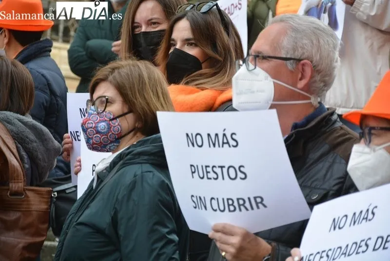 Protesta en la Gran Vía de profesionales de los Servicios Sociales de la Junta, ante la sede correspondiente. Foto de Vanesa Martins
