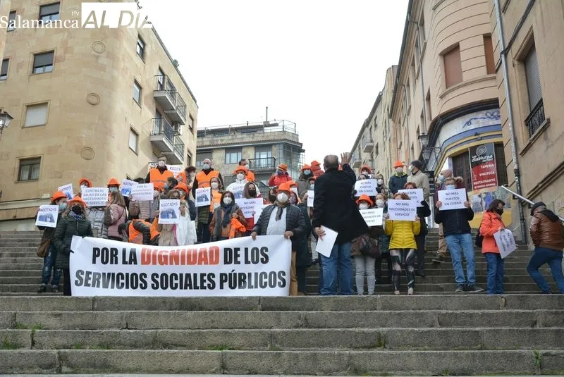 Protesta en la Gran Vía de profesionales de los Servicios Sociales de la Junta, ante la sede correspondiente. Foto de Vanesa Martins