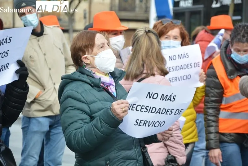 Protesta en la Gran Vía de profesionales de los Servicios Sociales de la Junta, ante la sede correspondiente. Foto de Vanesa Martins