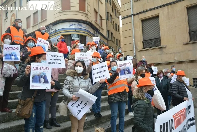 Protesta en la Gran Vía de profesionales de los Servicios Sociales de la Junta, ante la sede correspondiente. Foto de Vanesa Martins