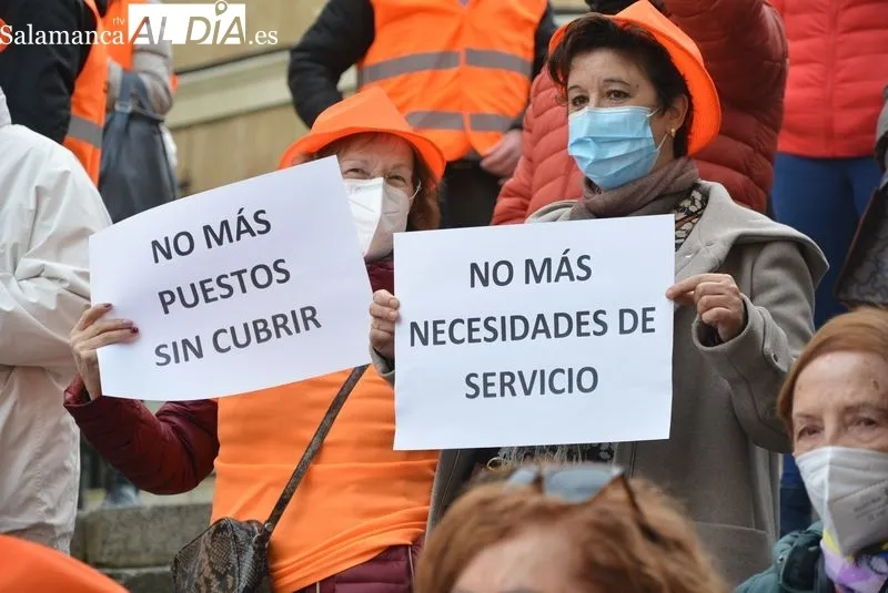 Protesta en la Gran Vía de profesionales de los Servicios Sociales de la Junta, ante la sede correspondiente. Foto de Vanesa Martins