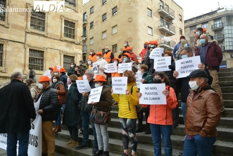 Protesta en la Gran Vía de profesionales de los Servicios Sociales de la Junta, ante la sede correspondiente. Foto de Vanesa Martins