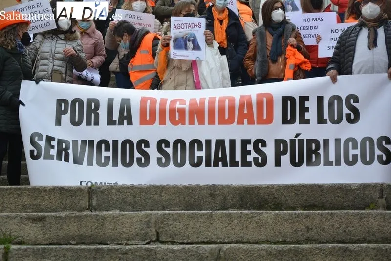 Protesta en la Gran Vía de profesionales de los Servicios Sociales de la Junta, ante la sede correspondiente. Foto de Vanesa Martins