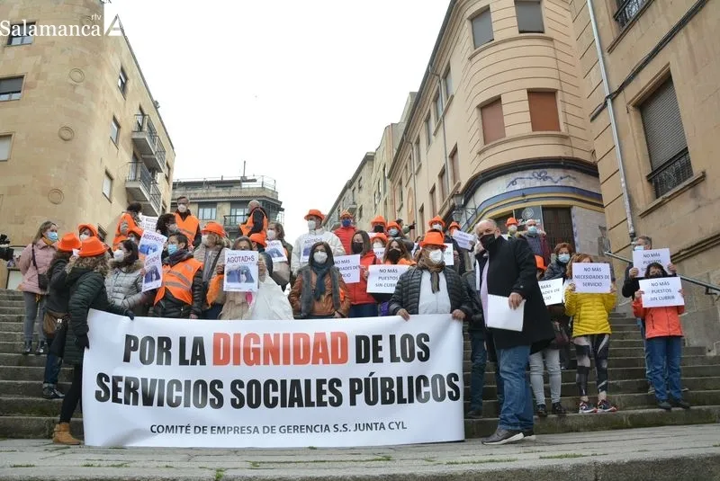 Protesta en la Gran Vía de profesionales de los Servicios Sociales de la Junta, ante la sede correspondiente. Foto de Vanesa Martins