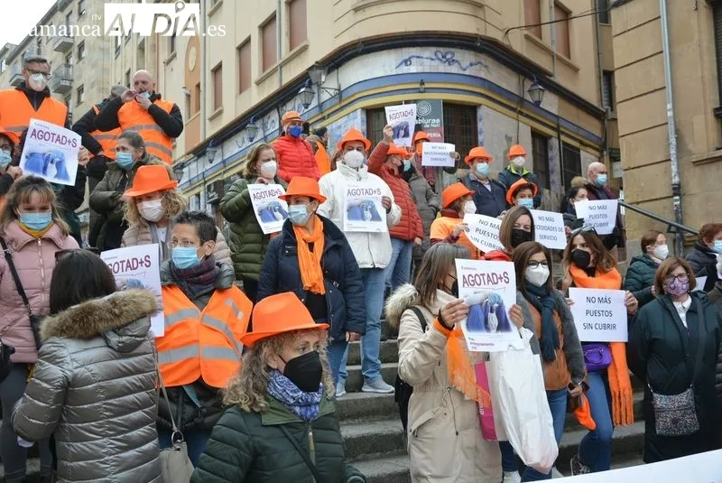 Protesta en la Gran Vía de profesionales de los Servicios Sociales de la Junta, ante la sede correspondiente. Foto de Vanesa Martins