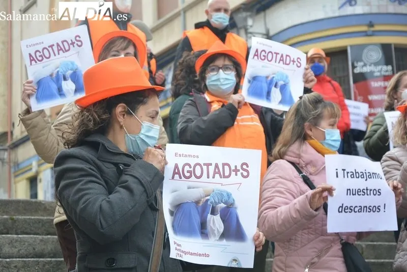 Protesta en la Gran Vía de profesionales de los Servicios Sociales de la Junta, ante la sede correspondiente. Foto de Vanesa Martins