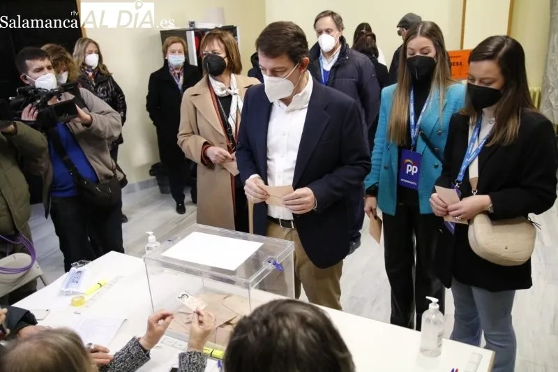 Alfonso Fernández Mañueco vota en Salamanca - Fotos: David Sañudo