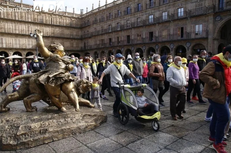 Colorida marcha solidaria en Salamanca a favor de Aerscyl - Fotos: David Sañudo