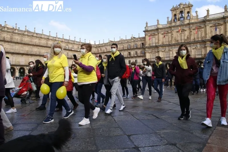 Colorida marcha solidaria en Salamanca a favor de Aerscyl - Fotos: David Sañudo