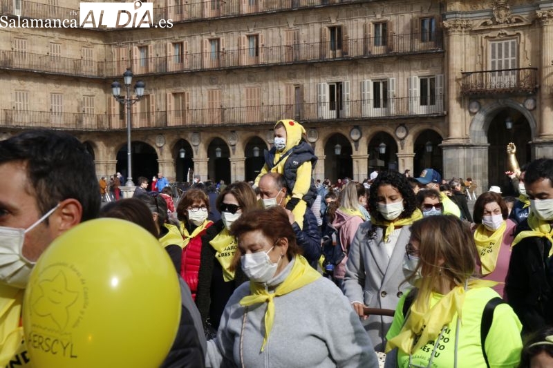 Colorida marcha solidaria en Salamanca a favor de Aerscyl - Fotos: David Sañudo