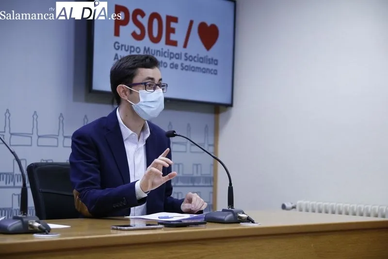 El portavoz del Grupo Municipal Socialista en el Ayuntamiento de Salamanca, José Luis Mateos y el concejal José María Collados, en la rueda de prensa de este jueves. Foto de David Sañudo