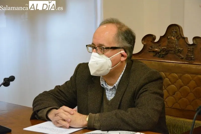 José Miguel Mateos Roco, vicerrector de Investigación y Transferencia, y Marian Tardáguila Navarro, técnico en la Unidad de Cultura Científica y de la Innovación, en la presentación de los actos del Dia Internacional Mujer y Niña en la Ciencia. Foto de Va