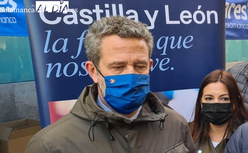 El vicesecretario del Partido Popular, Jaime de Olano, atiende a los medios en Salamanca para apoyar la candidatura de Alfonso Fernández Mañueco. Foto de Vanesa Martins