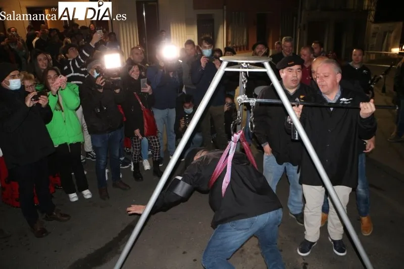 Foto 4 - Gran afluencia de p&uacute;blico en la primera matanza nocturna de Guijuelo