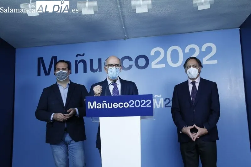 Javier Iglesias, presidente provincial del PP, junto a otros integrantes del partido. Foto de David Sañudo