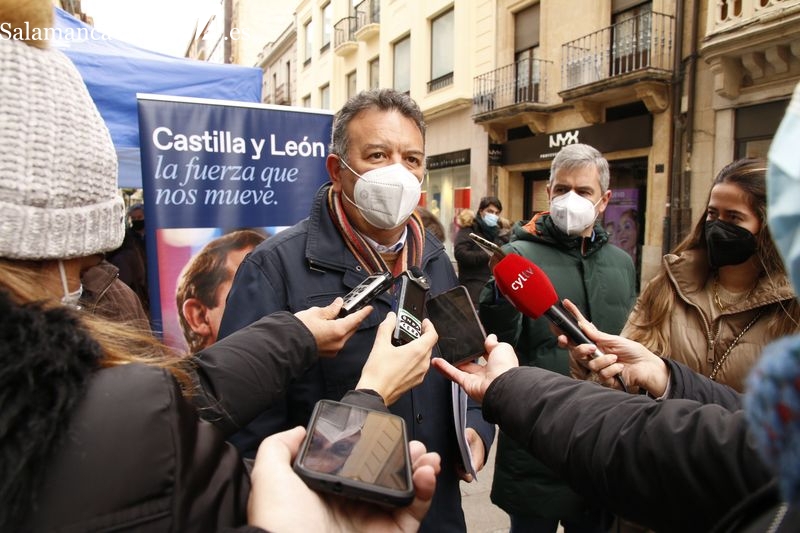 Raúl Hernández López, candidato número 5 del PP de Salamanca en las elecciones de Castilla y León, atiende a los medios junto a la carpa de su partido en la calle Toro. Foto de David Sañudo