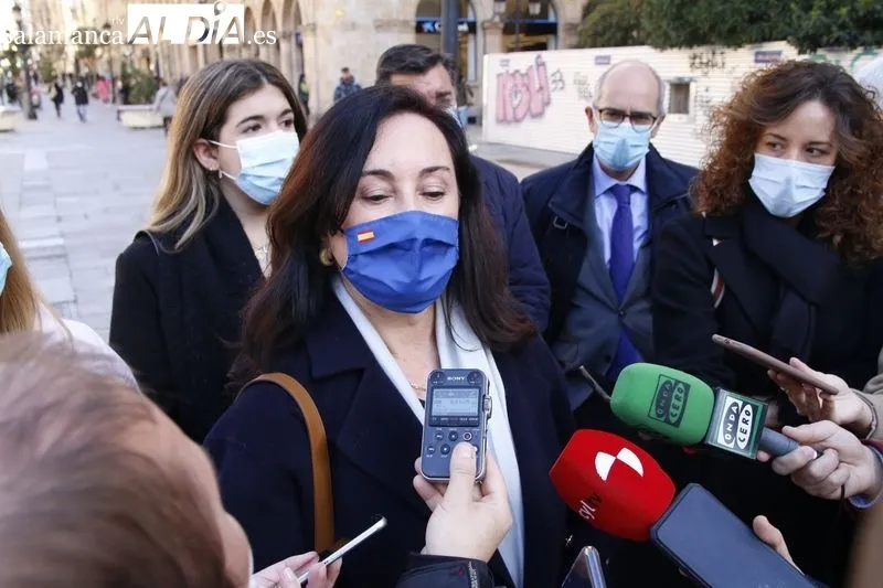 La diputada nacional y secretaria nacional de Estudios y Programas del Partido Popular, Edurne Uriarte, en su visita a Salamanca. Foto de David Sañudo