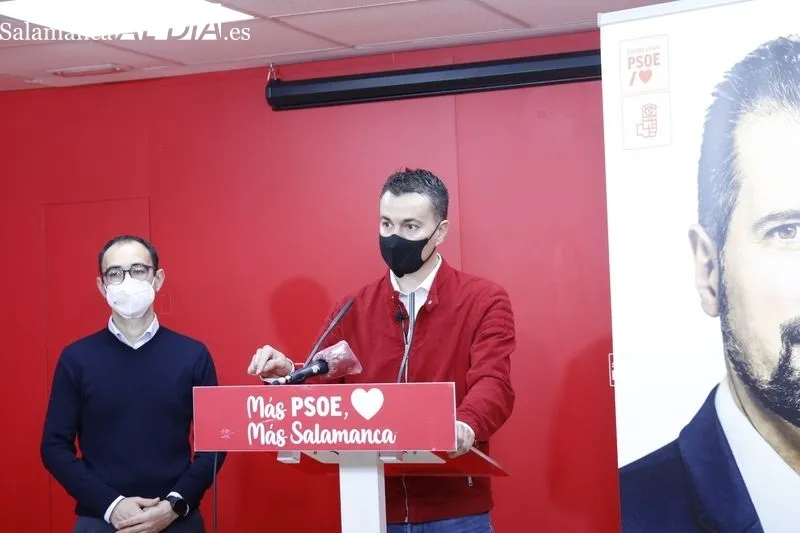 Rueda de prensa del portavoz del Grupo Parlamentario Socialista en el Congreso de los Diputados, Héctor Gómez, junto al diputado salmantino David Serrada. Foto de David Sañudo