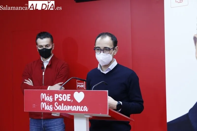Rueda de prensa del portavoz del Grupo Parlamentario Socialista en el Congreso de los Diputados, Héctor Gómez, junto al diputado salmantino David Serrada. Foto de David Sañudo