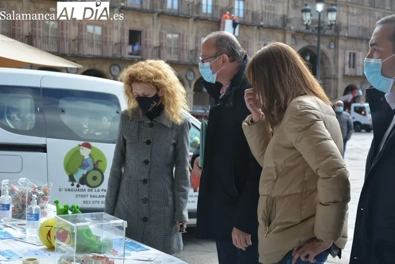 Mesa informativa de Pyfano en la Plaza Mayor, con motivo del Día Internacional del Cáncer Infantil