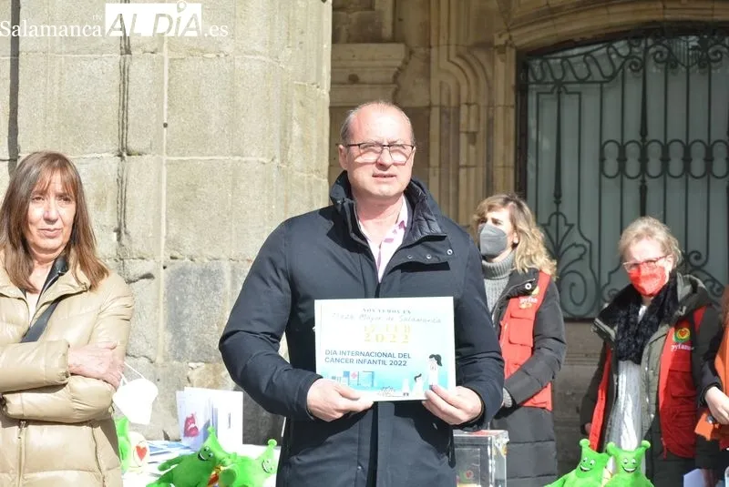 Mesa informativa de Pyfano en la Plaza Mayor, con motivo del Día Internacional del Cáncer Infantil
