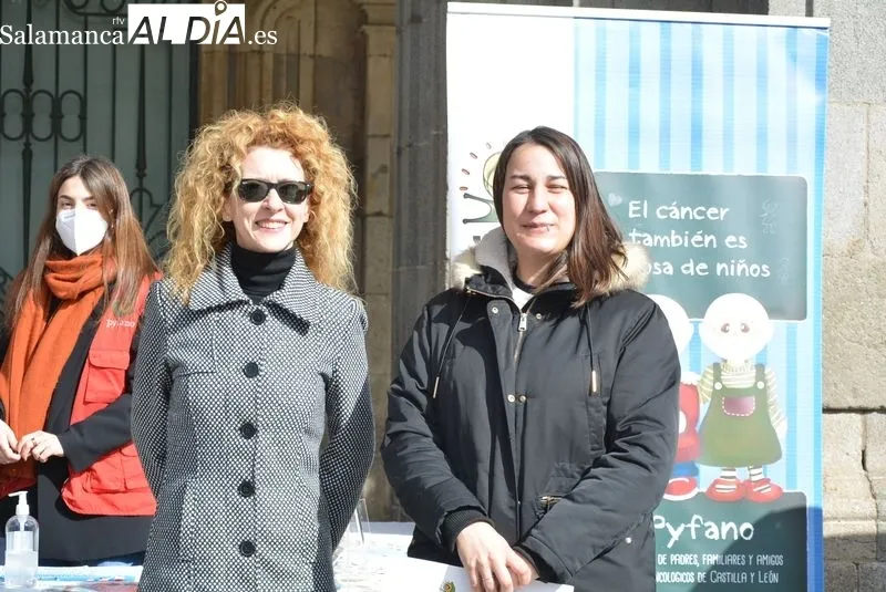 Mesa informativa de Pyfano en la Plaza Mayor, con motivo del Día Internacional del Cáncer Infantil
