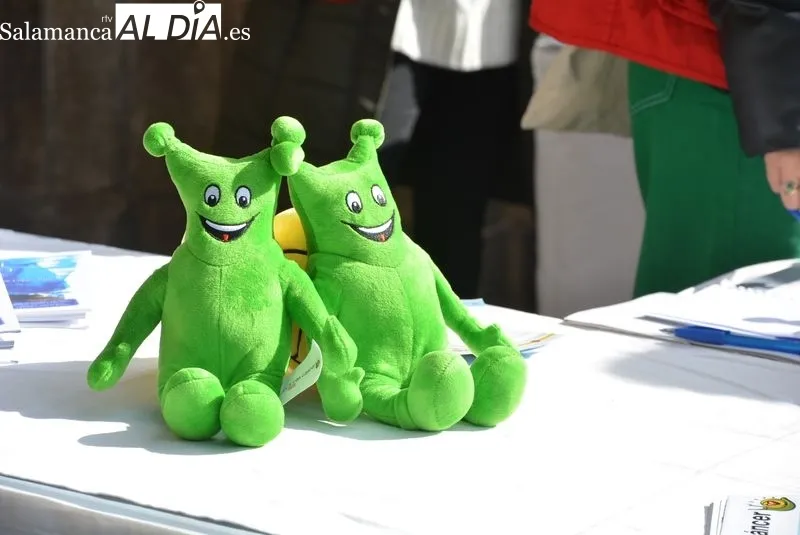 Mesa informativa de Pyfano en la Plaza Mayor, con motivo del Día Internacional del Cáncer Infantil