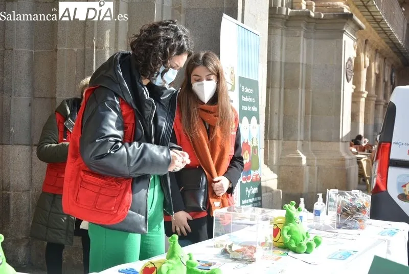 Mesa informativa de Pyfano en la Plaza Mayor, con motivo del Día Internacional del Cáncer Infantil