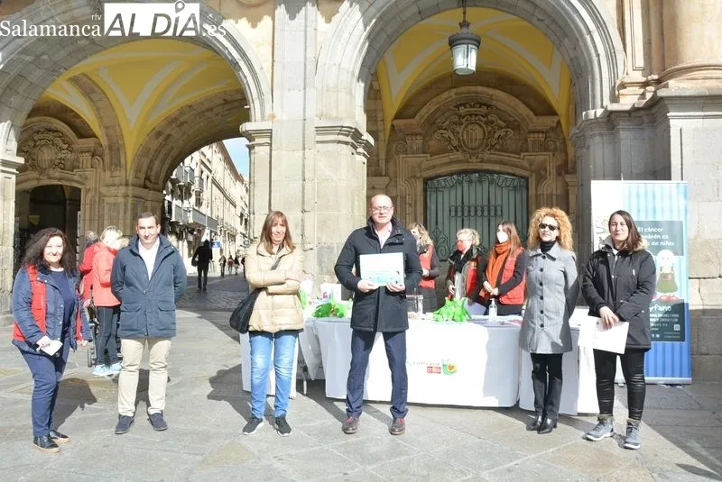 Mesa informativa de Pyfano en la Plaza Mayor, con motivo del Día Internacional del Cáncer Infantil