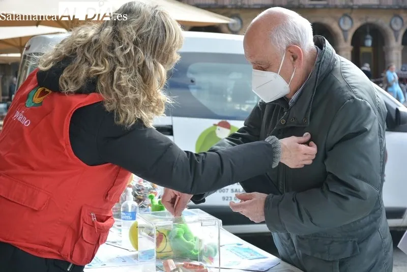 Mesa informativa de Pyfano en la Plaza Mayor, con motivo del Día Internacional del Cáncer Infantil