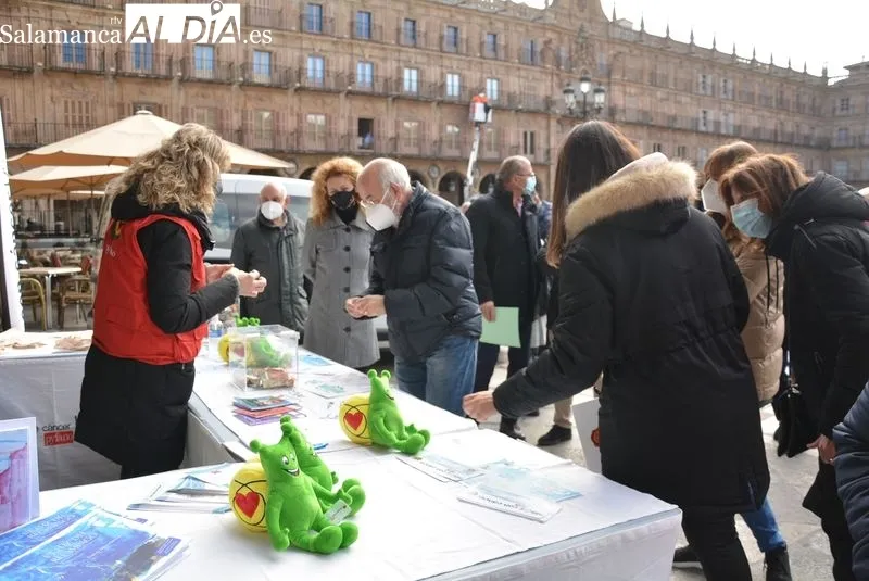 Mesa informativa de Pyfano en la Plaza Mayor, con motivo del Día Internacional del Cáncer Infantil